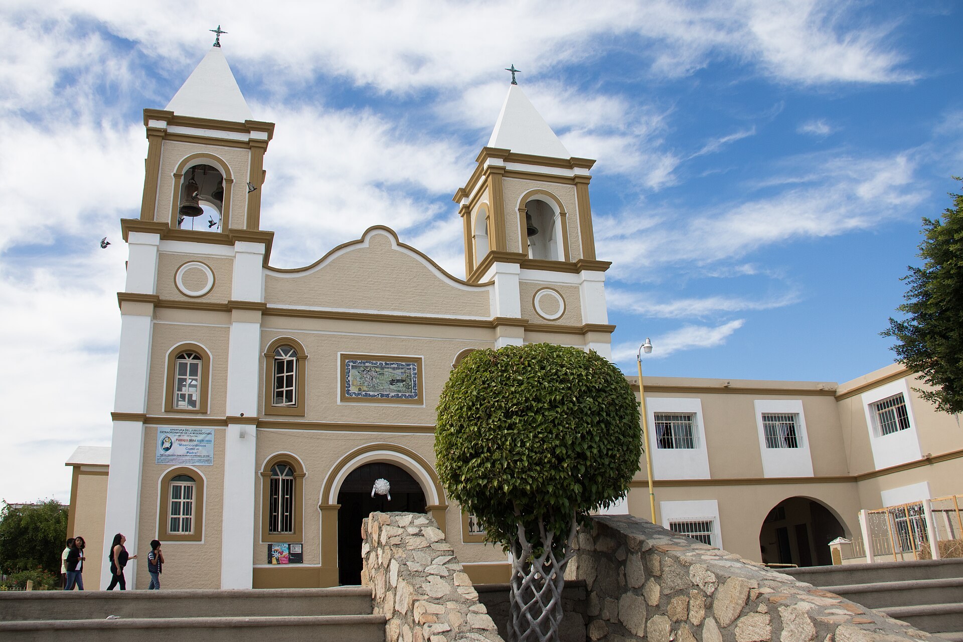 Misión de San José del Cabo Añuití con sus dos torres blancas bajo cielo azul